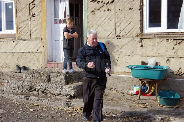 Un englez a scos din beznă cinci familii cu 13 copii, care trăiau fără curent electric la doi pași de Suceava