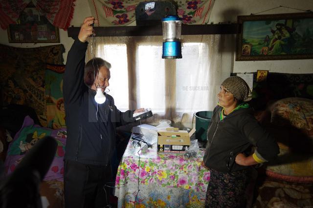 Un englez a scos din beznă cinci familii cu 13 copii, care trăiau fără curent electric la doi pași de Suceava