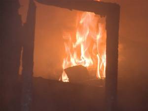 Casă afectată de un puternic incendiu, izbucnit de la coşul de fum deteriorat