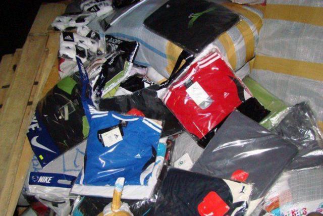 Marfă contrafăcută de zeci de mii de lei, confiscată în urma unei acţiuni a poliţiei