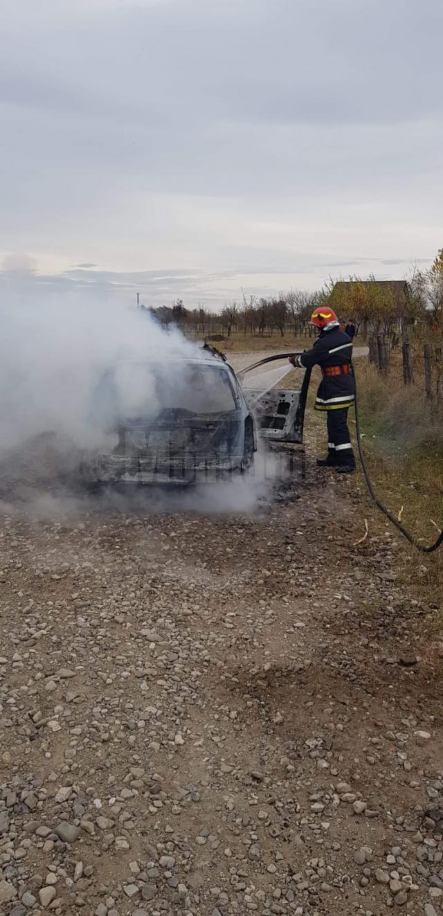 Incendiul a distrus mașina