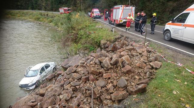 Un autoturism Dacia Logan a plonjat de pe șosea în râul Bistrița