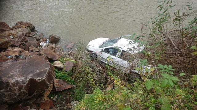 Un autoturism Dacia Logan a plonjat de pe șosea în râul Bistrița