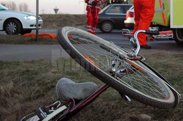 Poliţiştii vor să stabilească dacă biciclistul a căzut singur de pe vehiculul cu două roţi sau a fost acroşat de un autoturism