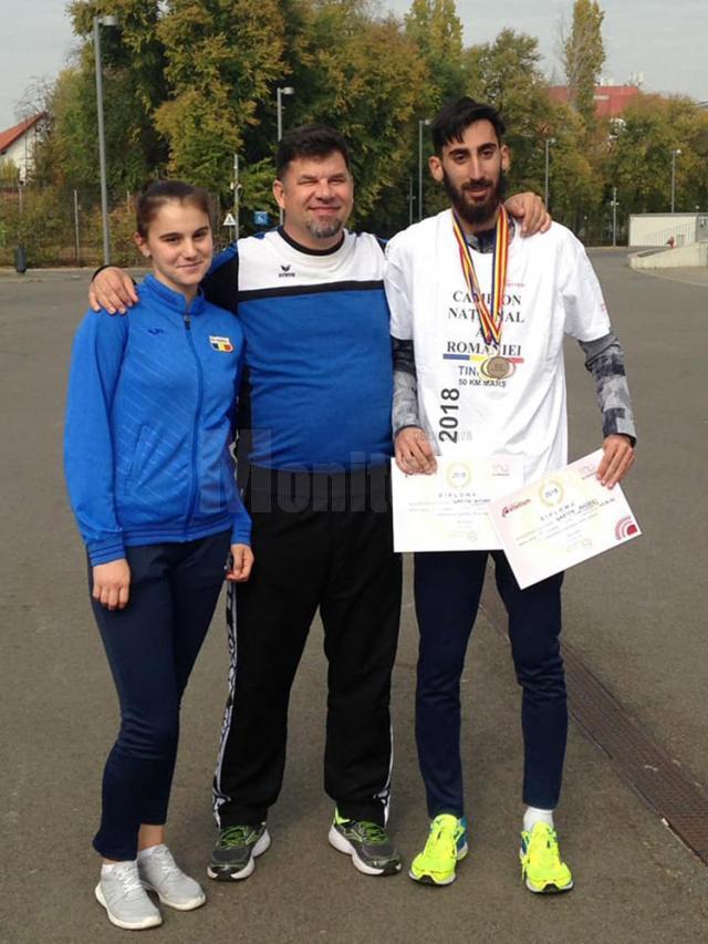 Antrenorul Radu Mihalescu alături de sportivii săi, Diana Angelescu și Andrei Gafița