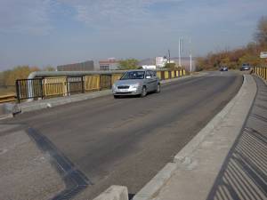 Lucrările la podul de la Şcheia, de pe ruta ocolitoare a municipiului Suceava, au fost finalizate, iar circulaţia rutieră a fost reluată în condiţii normale