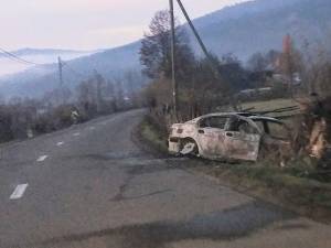 Autoturismul BMW implicat într-un accident şi abandonat pe un drum din Vatra Moldoviţei a ars în cursul nopţii următoare la locul producerii accidentului