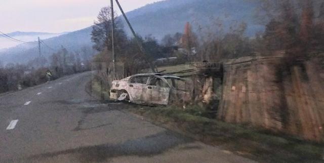Autoturismul BMW implicat într-un accident şi abandonat pe un drum din Vatra Moldoviţei a ars în cursul nopţii următoare la locul producerii accidentului