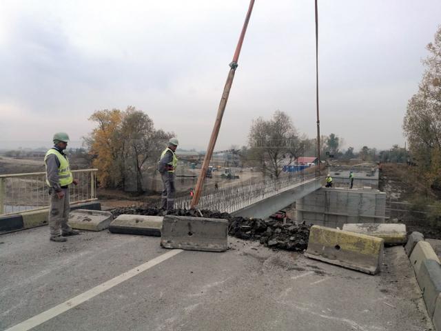 Se lucrează intens la podul mare de peste râul Suceava, la Milişăuţi