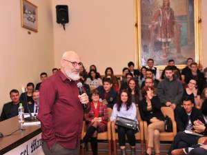 Dr. Cristian Andrei le-a vorbit ștefaniștilor despre adolescență și provocările vârstei. Foto Vasile Lupu, clasa a XII-a C