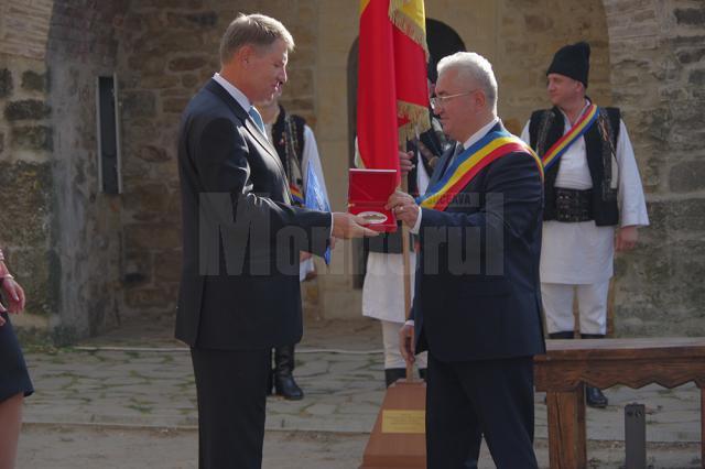 Medalia aniversară de atestare documentară a Sucevei, oferită de primarul Lungu preşedintelui Iohannis