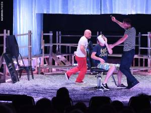 Actori ai teatrului sucevean „Matei Vișniec” în  „D’ale Carnavalului”