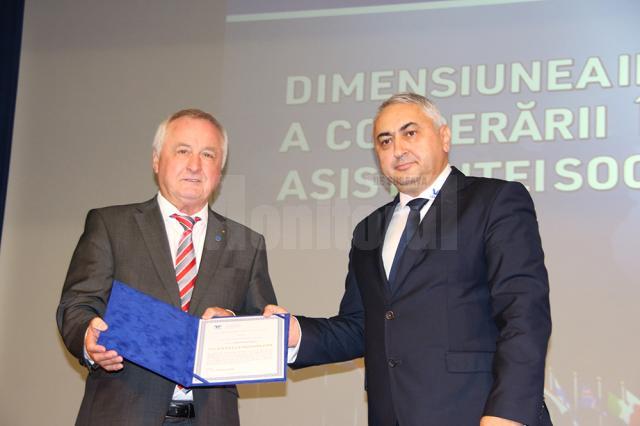 Jürgen Reichert (dreapta) a primit o diplomă de excelență din partea rectorului USV, Valentin Popa