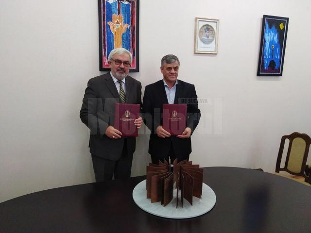 Academicianul Gheorghe Duca și primarul Ioan Pavăl în timpul semnării acordului de colaborare
