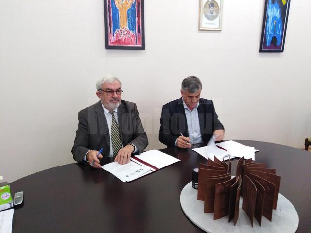 Academicianul Gheorghe Duca și primarul Ioan Pavăl și-au pus semnătura pe acordul de colaborare dintre Academia de Ştiinţe a Moldovei și Primăria Dumbrăveni