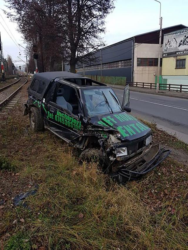 Mașina de teren pe care minorul a furat-o și s-a răsturnat cu ea pe calea ferată Foto: Adi Dranca