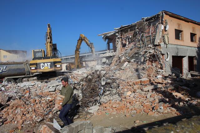 Restaurantul Scorpion, demolat cu buldozerele, pentru a face loc unui Kaufland Mall