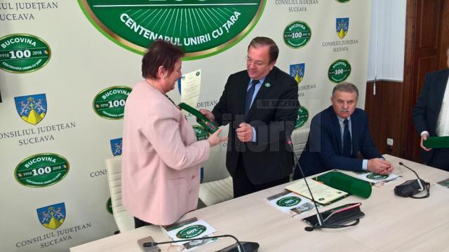 Gheorghe Flutur acordă "Meritul Bucovinei" pentru Instituţia Prefectului judeţului Suceava