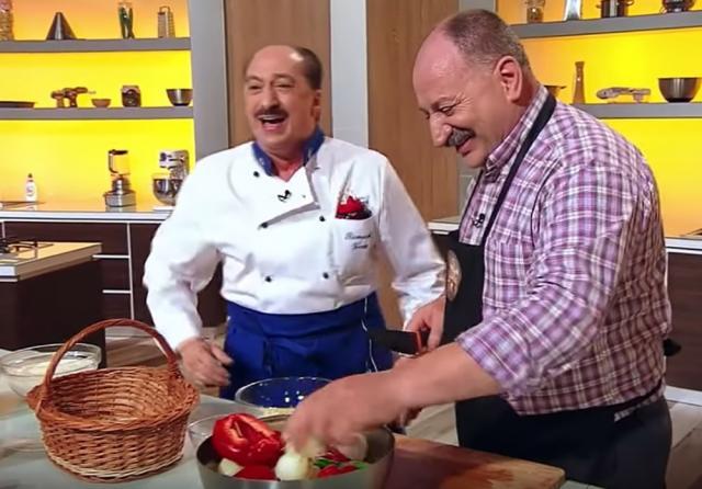 Actorul de comedie Romică Ţociu și suceveanul Vasile Rusu, la concursul culinar „Chefi la cuţite”