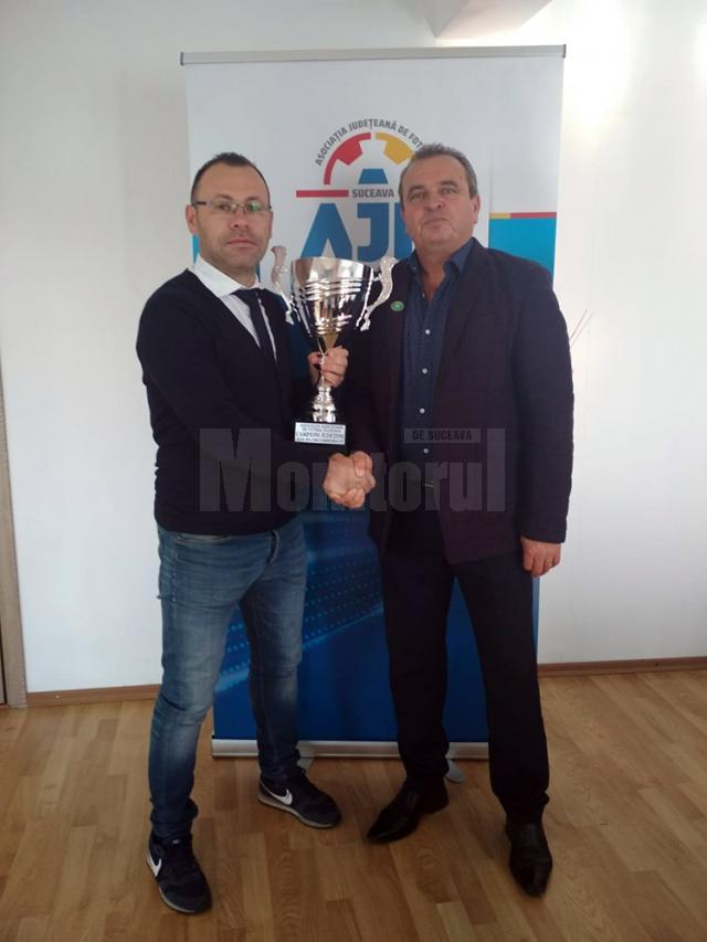 Ciprian Anton şi Vasile Florea prezintă trofeul pus în joc în campionatul Under 15