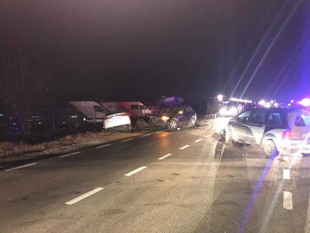 Trei maşini au fost implicate aseară într-un accident cu victime pe drumul european 85, în zona localității Cumpărătura