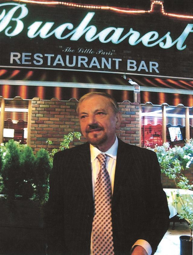 Vasile Bădăluţă, în faţa ultimului restaurant pe care l-a avut în New York