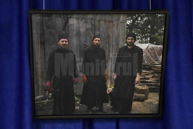 Pulsul vieţii în mănăstirile din Bucovina, surprins de celebrul fotograf Oliver Mark, în 31 de instantanee