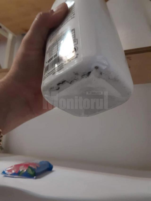 Sticle de lapte cu fragmente de cauciuc, retrase de pe piața din Suceava