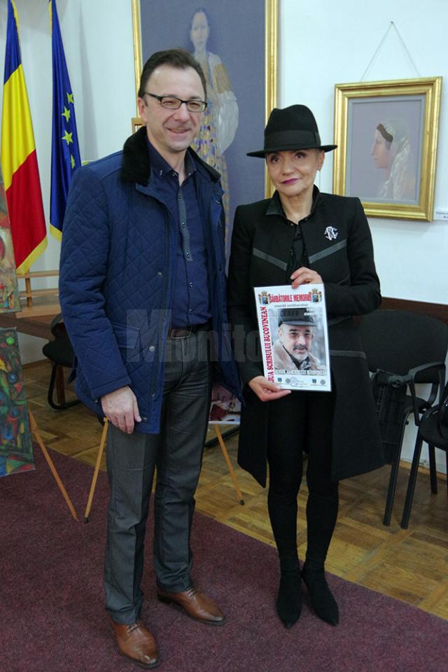 Tibi Cosovan a fost distins cu titlul de „Senior al scrisului bucovinean”, distincţie care i-a fost înmânată Rodicăi Cosovan, soţia jurnalistului