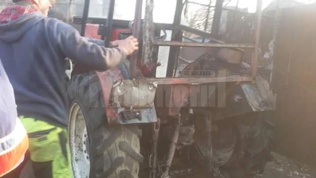 Tractor distrus de flăcări