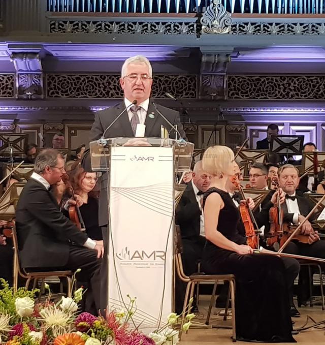 Trofeul și diploma aferente premiului i-au fost înmânate luni seara primarului Ion Lungu, în cadrul Galei AMR, de la Ateneul Român