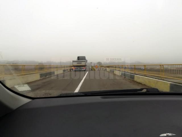 Vehicul greu surprins ieri pe podul de peste apa Sucevei dintre Verești și Udești