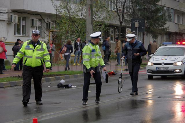 O femeie a murit, iar copilul ei de 1 an şi 6 luni se află în comă, în urma unui groaznic accident petrecut pe o trecere de pietoni din Suceava