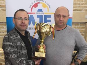 Ciprian Anton şi Dumitru Prichici prezintă trofeul pus în joc în Campionatul Under 13