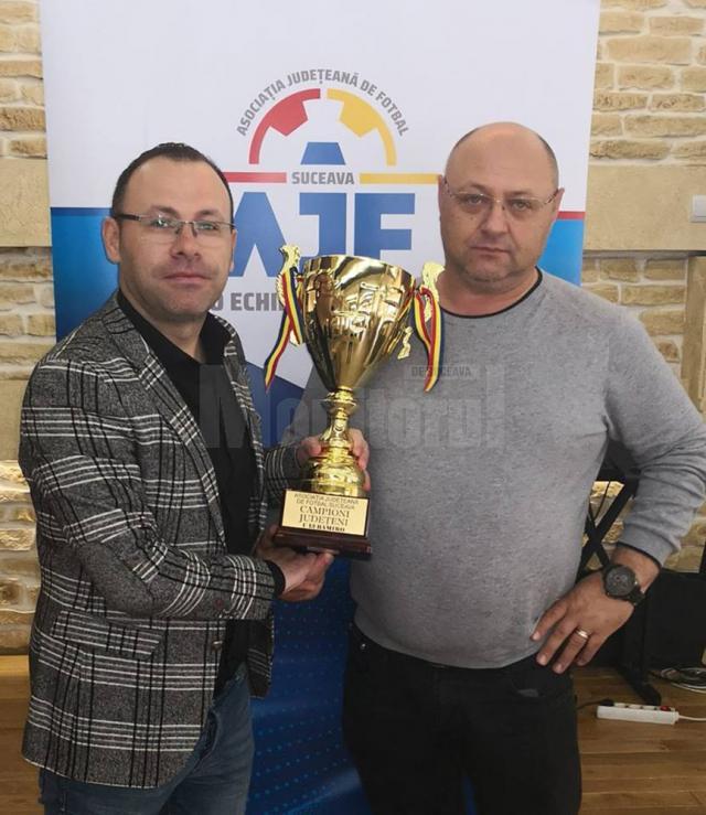 Ciprian Anton şi Dumitru Prichici prezintă trofeul pus în joc în Campionatul Under 13