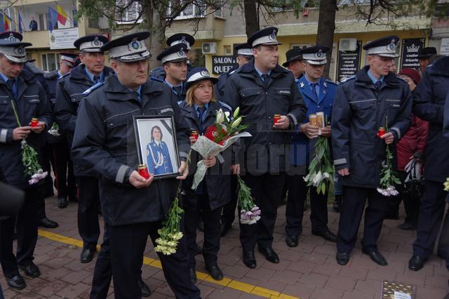 Colegii jandarmi ai femeii moarte în accident au adus un ultim omagiu la locul tragediei