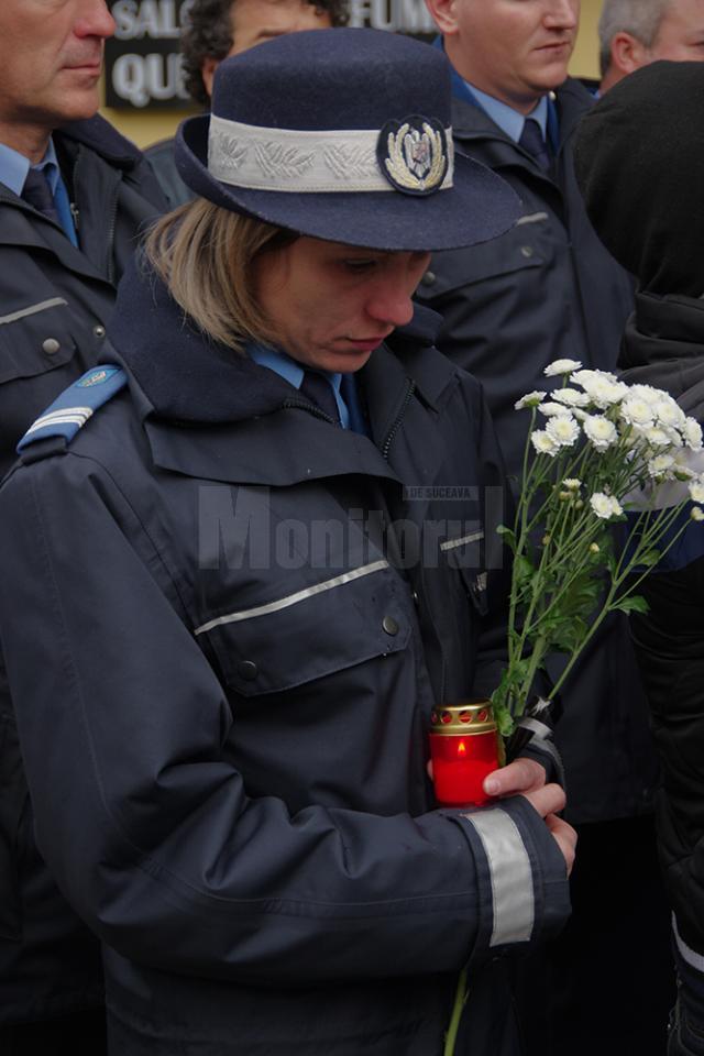 Colegii jandarmi ai femeii moarte în accident au adus un ultim omagiu la locul tragediei