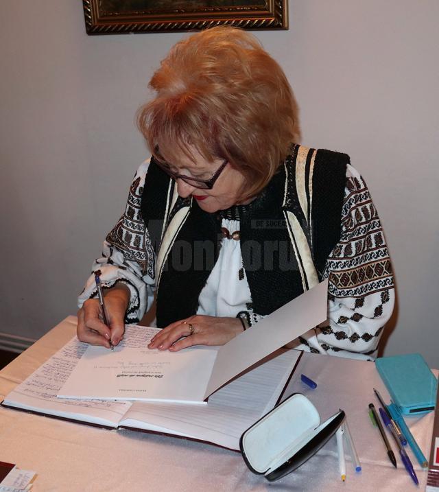 Elena Candrea dând autografe
