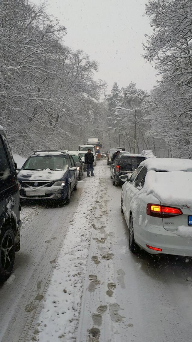 La ieșirea din Suceava spre Ipotești, mașinile au rămas înțepenite pe ambele sensuri de mers