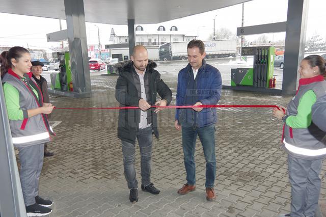 Mircea Negru (stânga) și viceprimarul Marian Andronache au tăiat panglica inaugurală a benzinăriei RO din Suceava