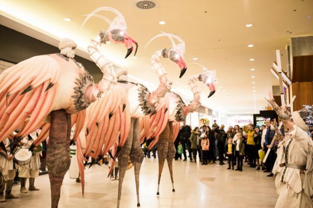 Trupa franceză de street theatre Remue Ménage a cucerit instant publicul cu showul „Flamingo Roz”