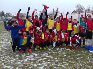 Jucătorii de la LPS Suceava, bucuroşi după victoria repurtată în faţa celor de la Juniorul