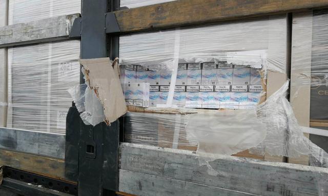 Cele două tiruri în care erau mii de baxuri cu țigări ucrainene ascunse, prin metoda capac, în coletele cu materiale de construcție