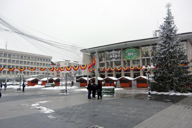 Zona centrală a municipiului Suceava este împodobită, începând de ieri, cu sute de steaguri tricolore