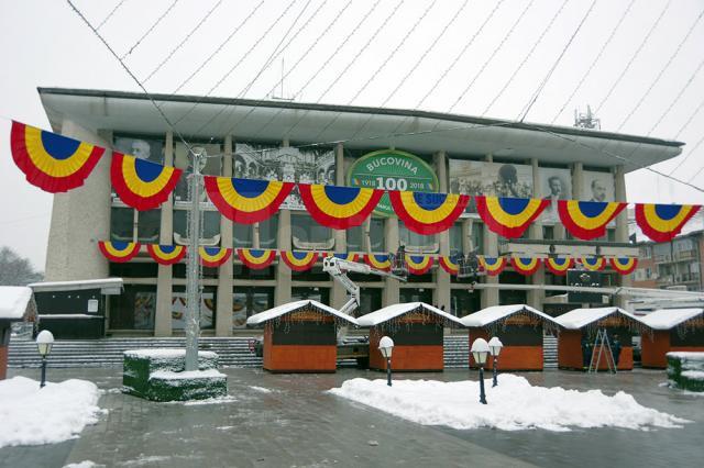 Centrul Sucevei, împodobit cu steaguri tricolore, pentru Ziua Bucovinei și cea a României