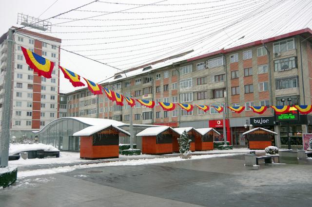 Centrul Sucevei, împodobit cu steaguri tricolore, pentru Ziua Bucovinei și cea a României