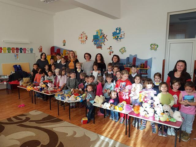 Acţiune caritabilă organizată de elevi de la Școala „Miron Costin” și Colegiul „Ștefan cel Mare” Suceava pentru preşcolarii de la Grădiniţa Şcheia