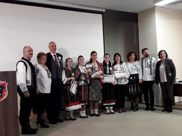 Câştigătorii, de la Şcoala "Miron Costin", alături de organizatori