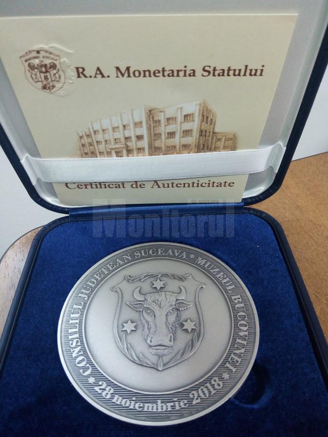 Consilierii judeţeni au primit medalia “Bucovina 100"