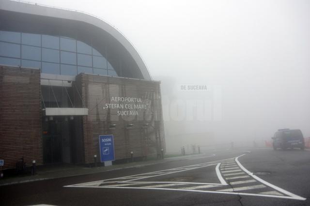 Vizibilitatea redusă din cauza ceţii dense a făcut imposibilă aterizarea şi decolarea avioanelor pe/de pe aeroportul Suceava
